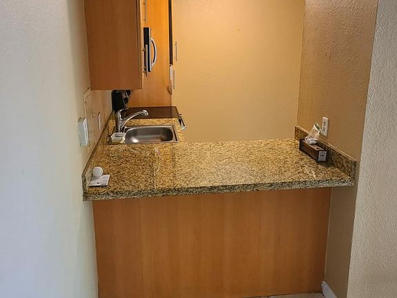 5th image of 4019 N University Dr APT E203