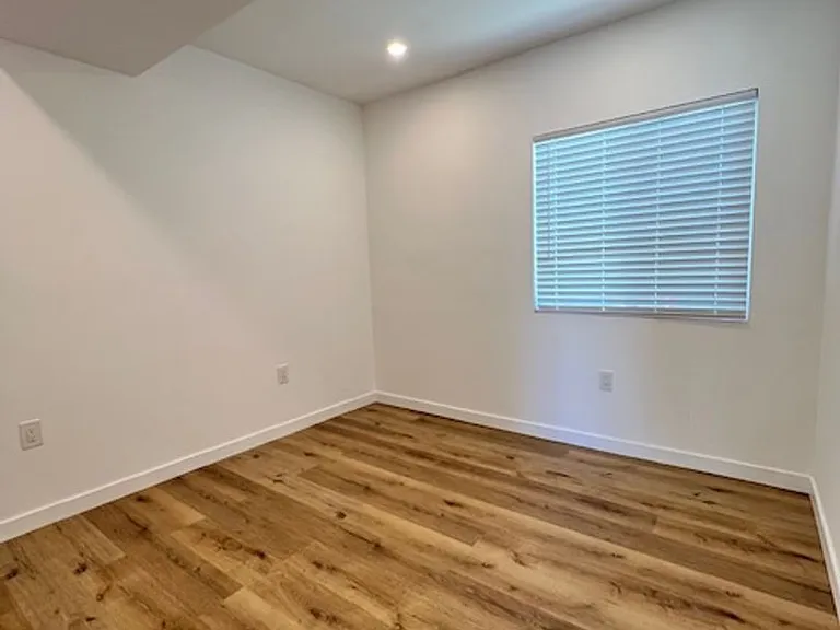 140 W Hyde Park Blvd — Photo 7