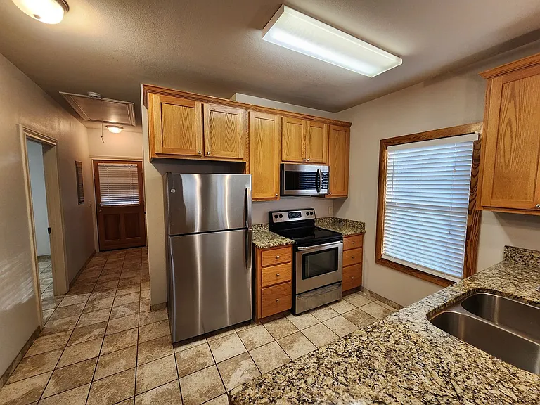 257 E Garza St — Photo 10