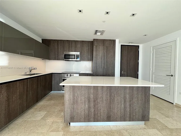 68 SE 6th St #33 — Photo 4