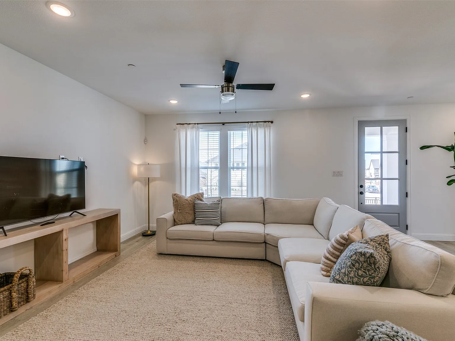 3 bed, 2.5 bath, 2283 sqft, $3,200 — Photo 2
