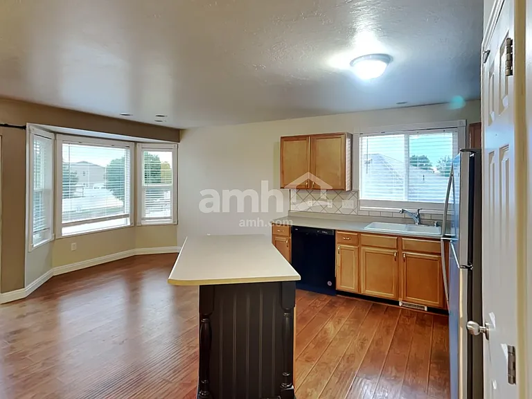 1015 W Westbury Ct — Photo 5
