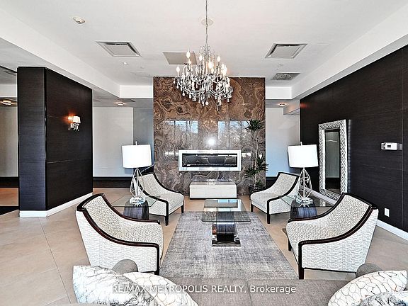 4th image of 11611 Yonge St #809