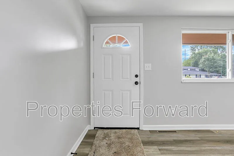 3 bed, 1.0 bath, 1098 sqft, $1,800 — Photo 4