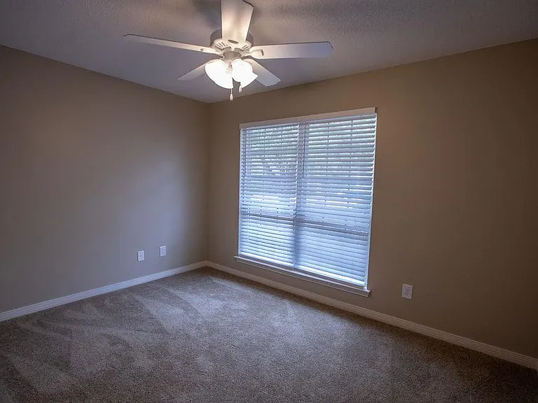 1220 Springfield Dr — Photo 23