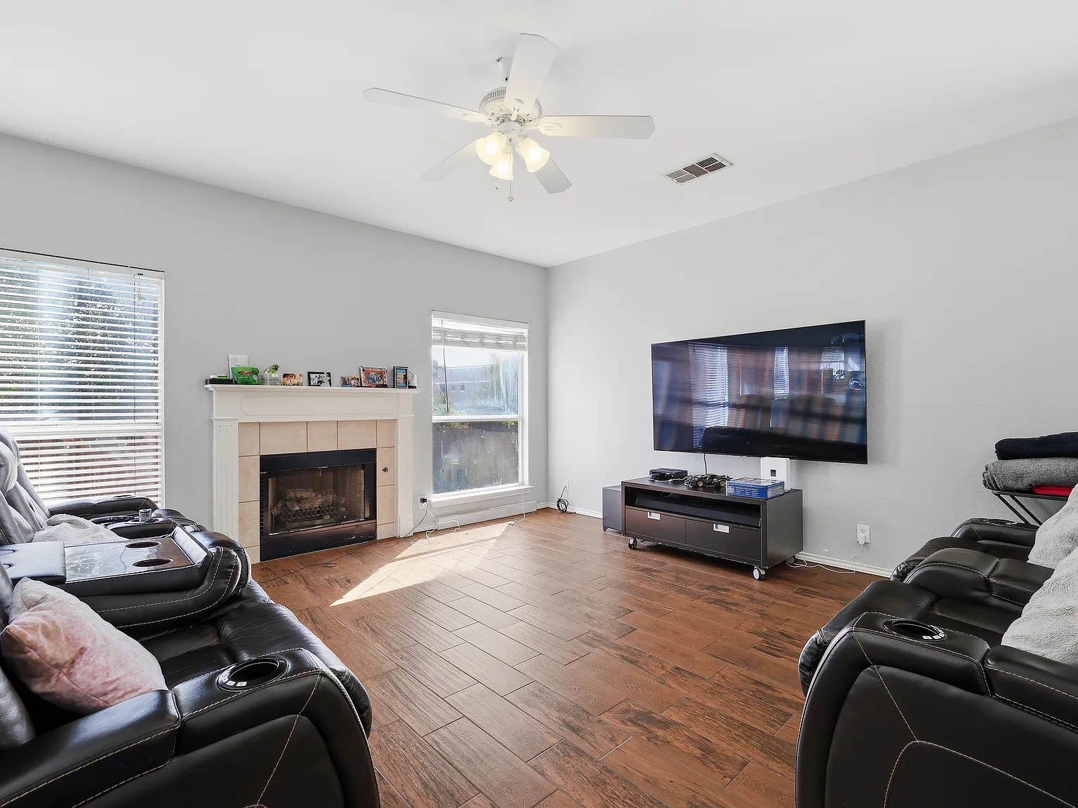 3 bed, 2602 sqft, $3,000 — Photo 2