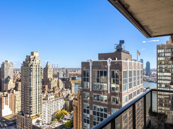 100 United Nations Plaza image 10 of 10