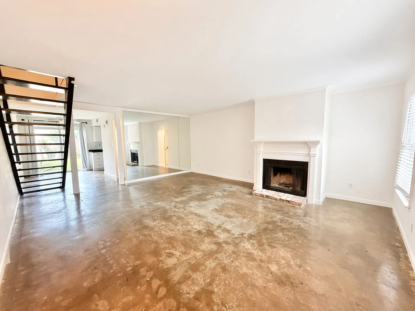 2 bed 2.5 bath townhome-style condo in the desirable Hampton Square Townhomes at Habersham Woods — Photo 3