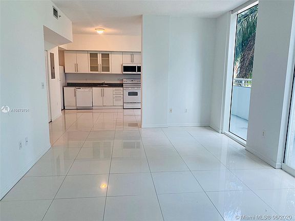 4th image of 275 NE 18th St APT 208
