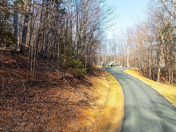 2nd image of 28 Stone Chimneys Rd