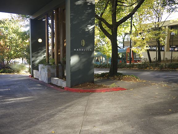 Front Drive w/Streetcar