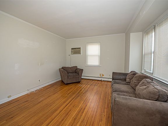 4th image of 572 Irving St