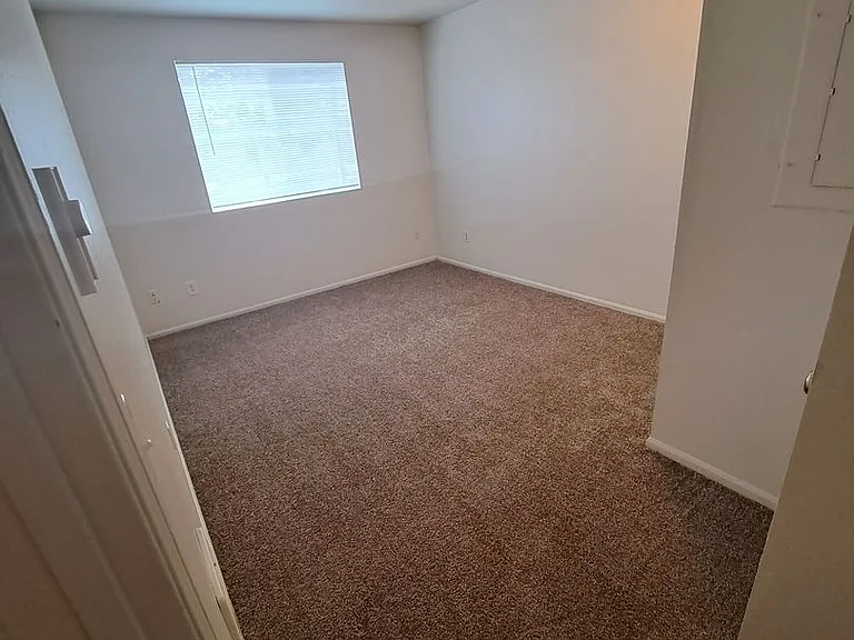 1015 SE 4th St #10 — Photo 10