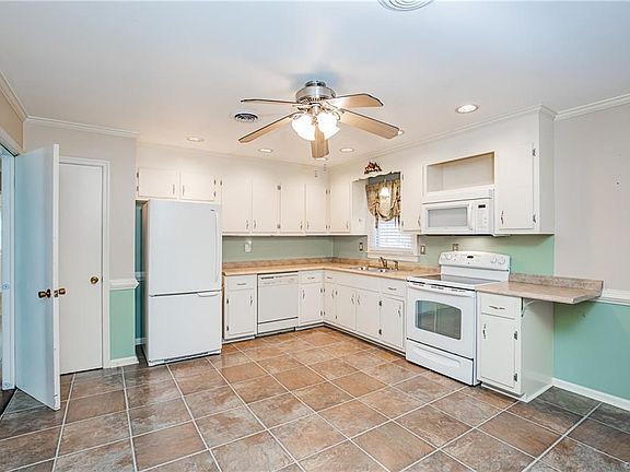 3rd image of 4802 Lynbrook Ln