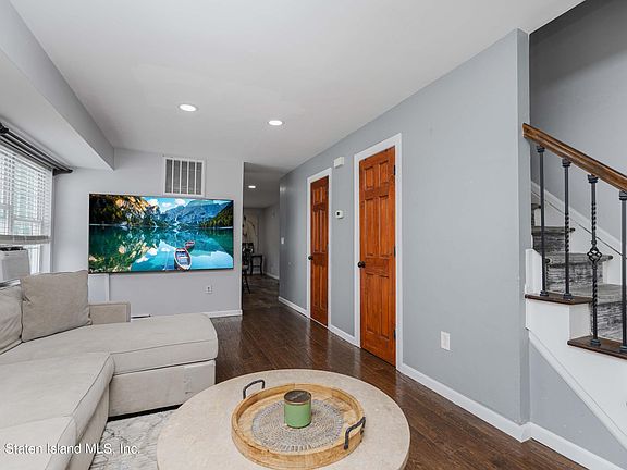 5th image of 23 Gloria Ct