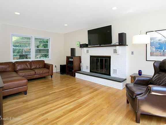 3rd image of 61 Pinebrook Dr