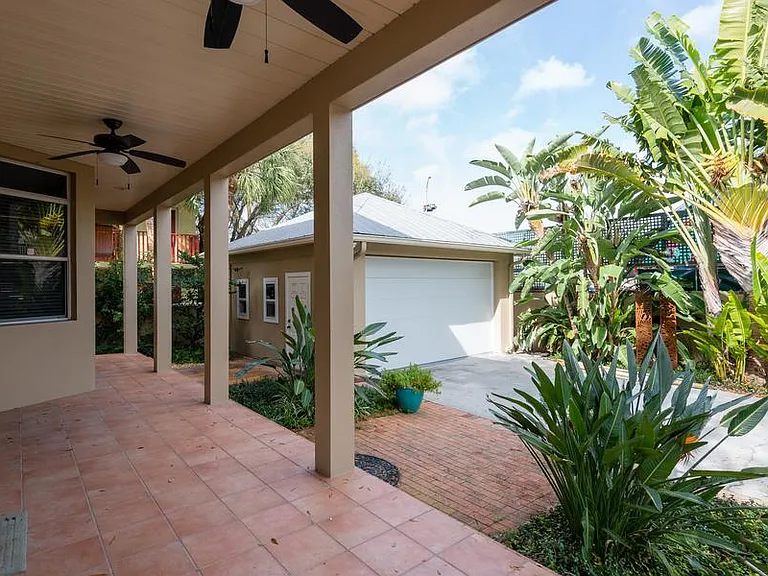 1607 Deleon St — Photo 35