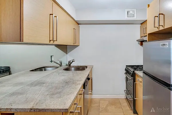 Rented by Anchor Associates | media 14