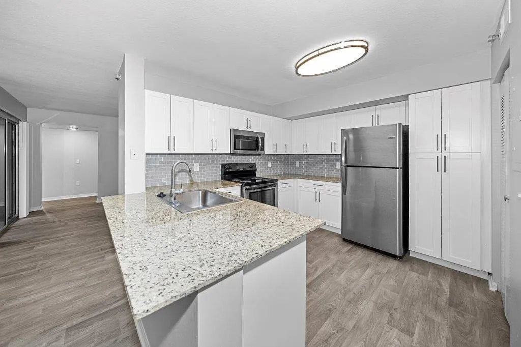 Manatee Bay Apartments — Photo 1