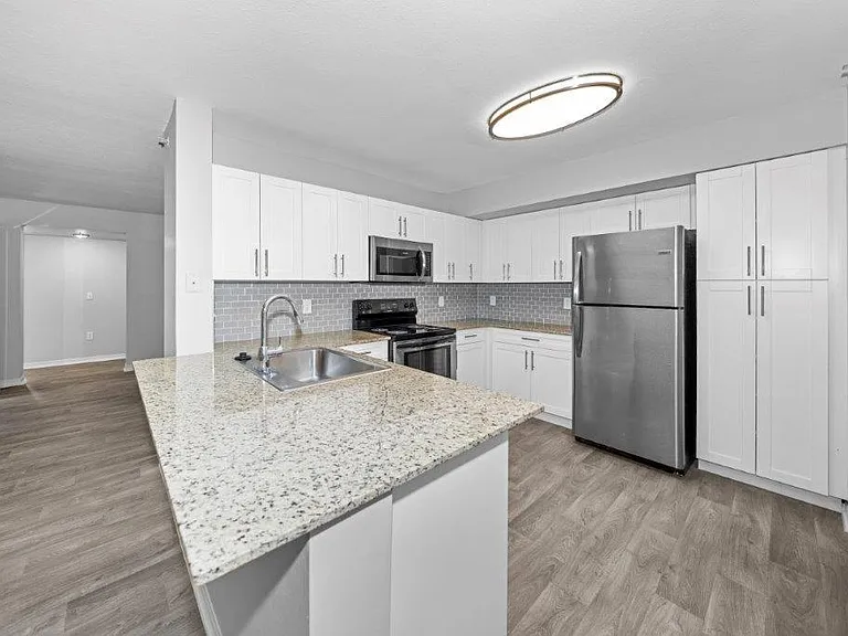 Manatee Bay Apartments — Photo 1