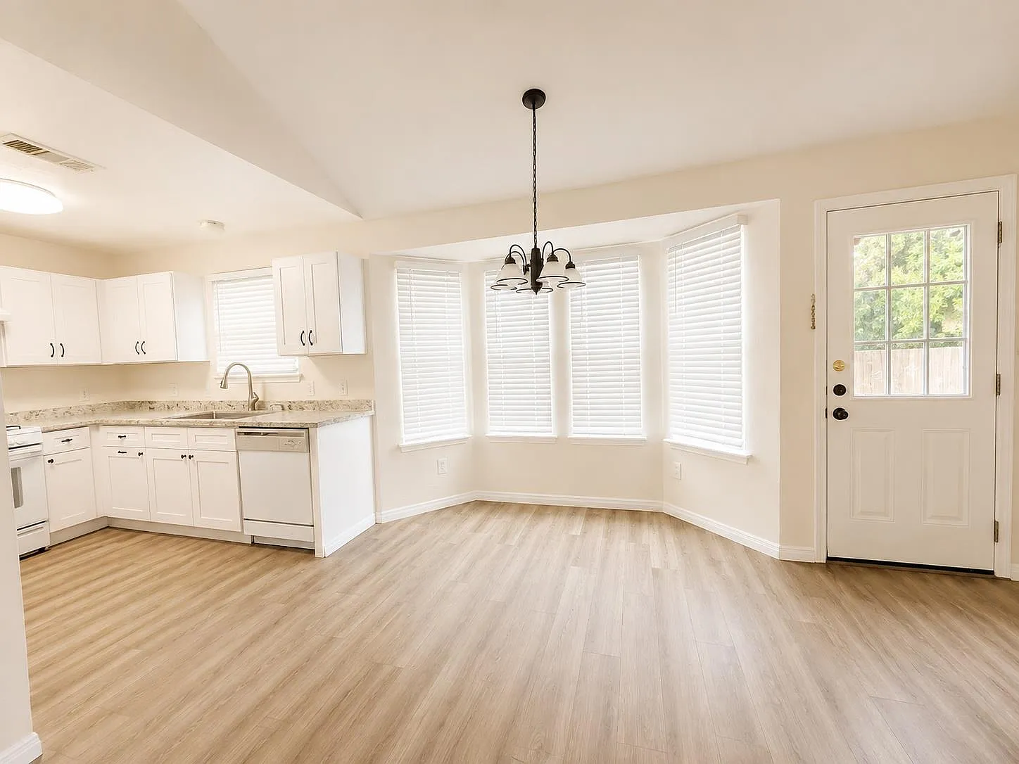 4 bed, 2.0 bath, 1375 sqft, $1,800 — Photo 3