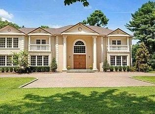 31 Cornwall Ln, Pt Washington, NY 11050