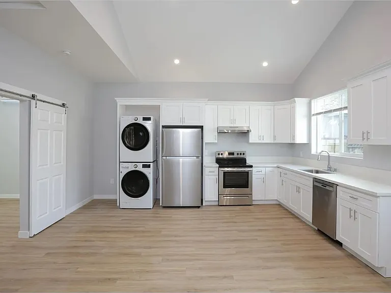 369 N Waverly St — Photo 5