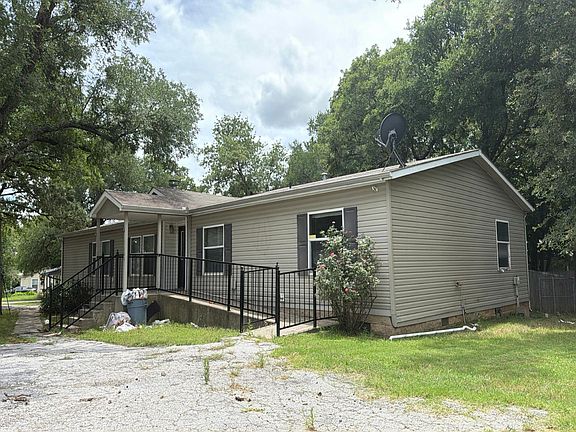 2nd image of 100 Live Oak St