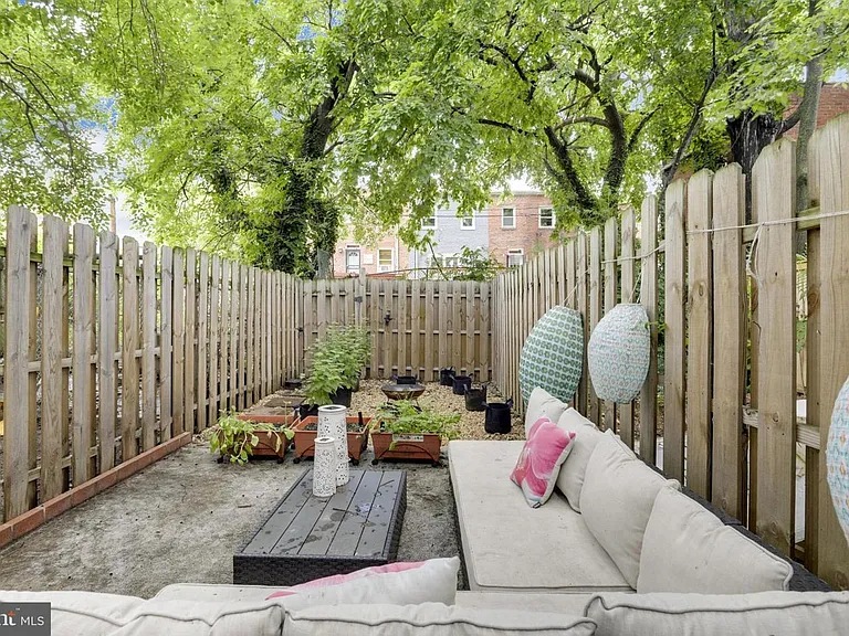 1530 Levis St NE — Photo 3