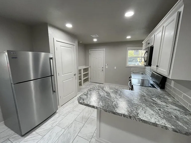 1617 N Vinita Ave — Photo 4