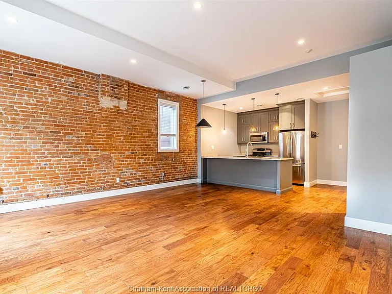 69 King St W #202 — Photo 12