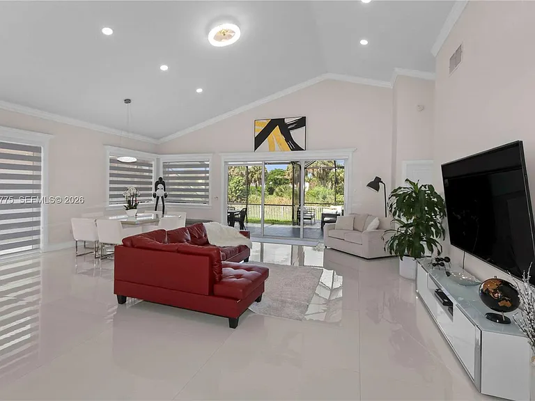 1530 Lacosta Dr W — Photo 4