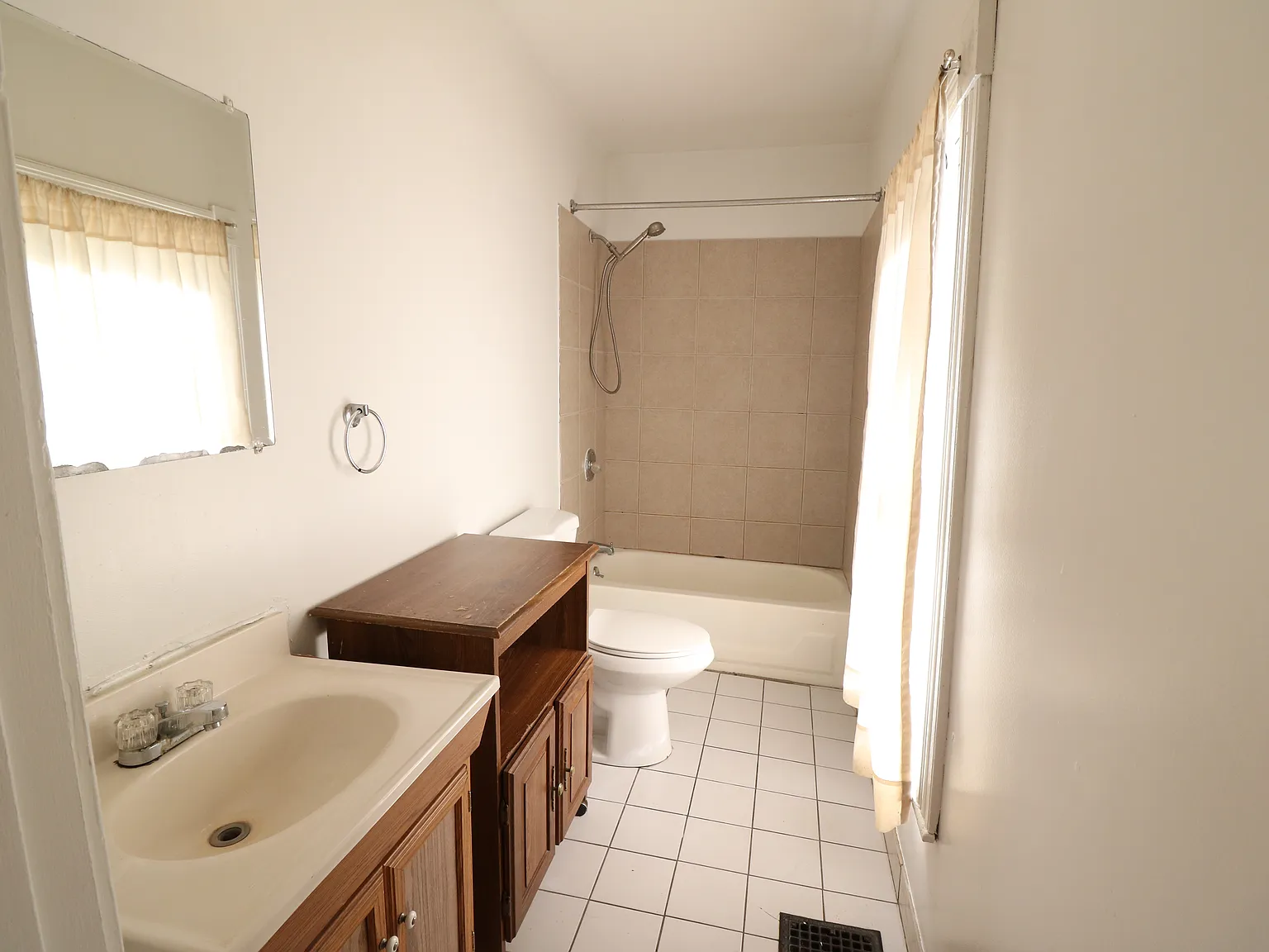 5 bed, 2856 sqft, $3,000 — Photo 3