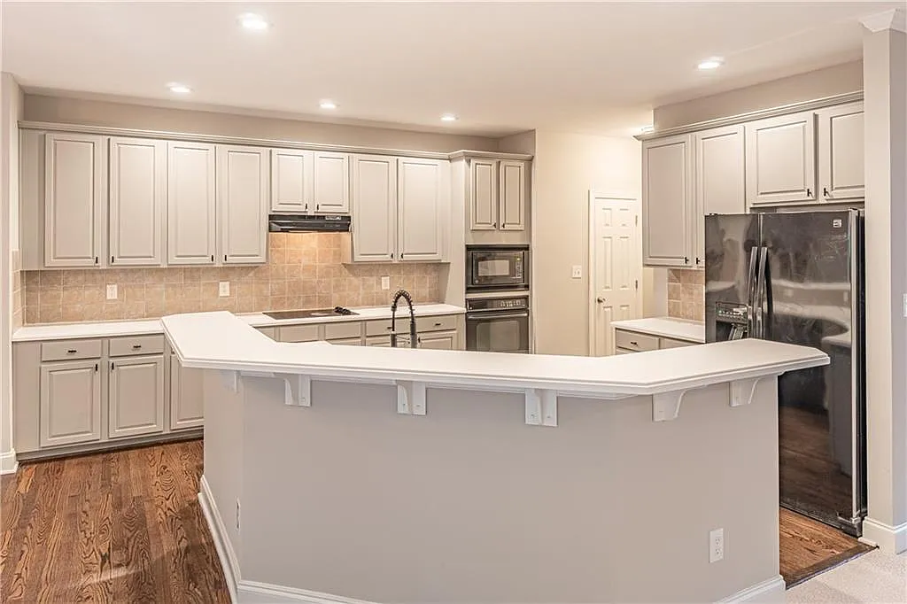 5 bed, 4.0 bath, 3244 sqft, $3,200 — Photo 3