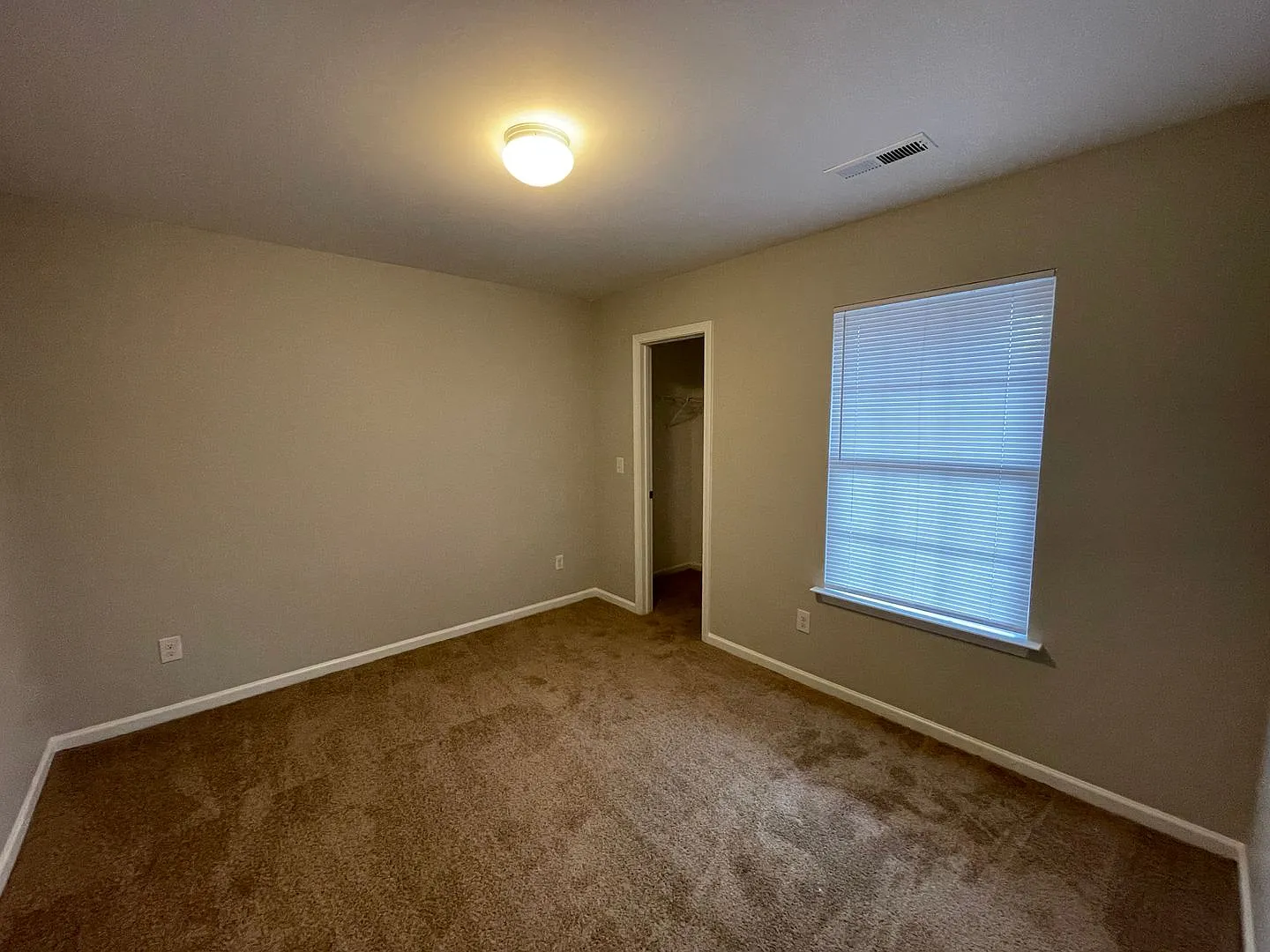 Spacious 4 bedroom, 2 full bath, 2 story town home — Photo 4