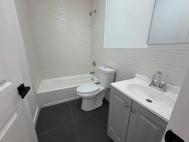 183 Woodside Ave #3R — Photo 6