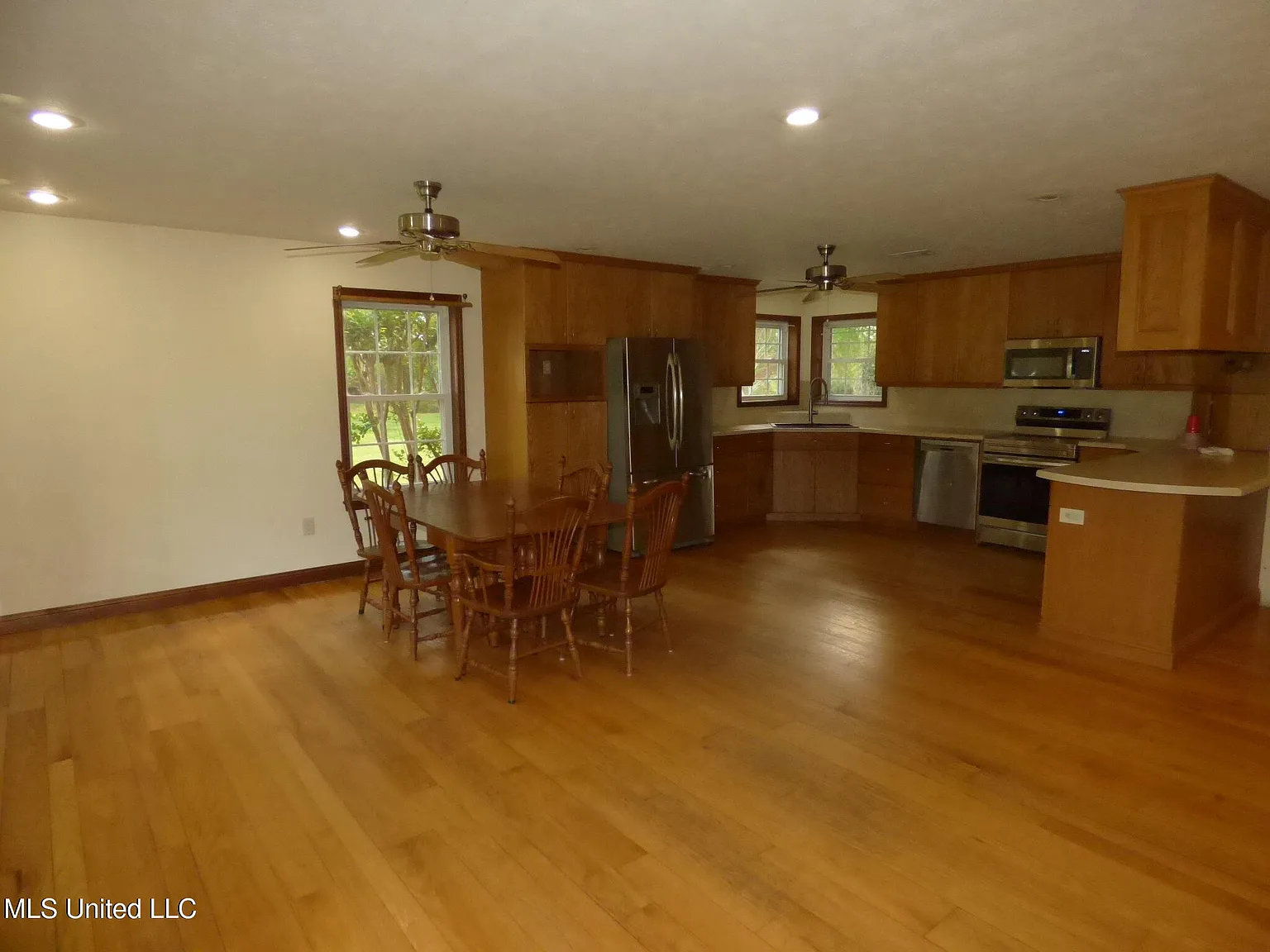 3 bed, 3.0 bath, 3538 sqft, $1,500 — Photo 4