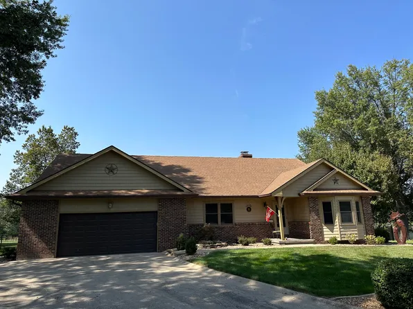 723 Carriage Ct, Marshall, MO 65340