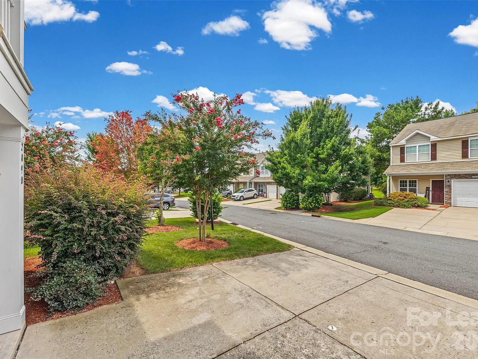 3 bed, 3.5 bath, 1998 sqft, $2,250 — Photo 3