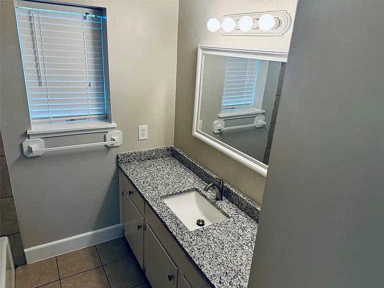 501 Waco St #4 — Photo 8