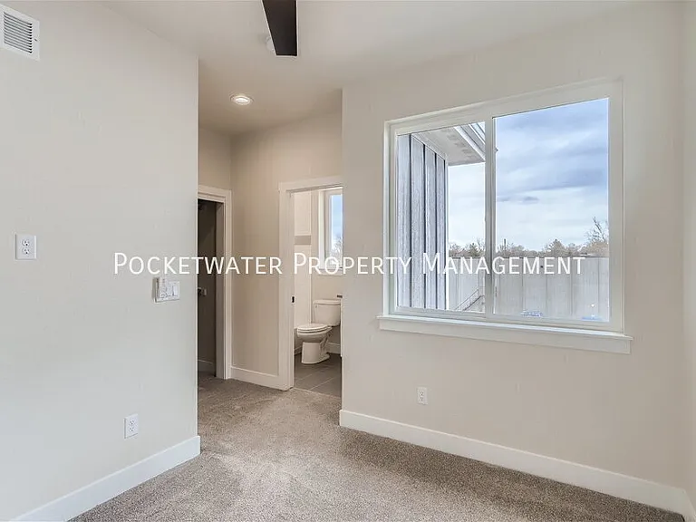1343 Baker St — Photo 15