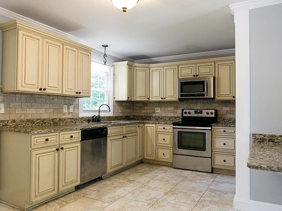 5th image of 301 Greenway Dr