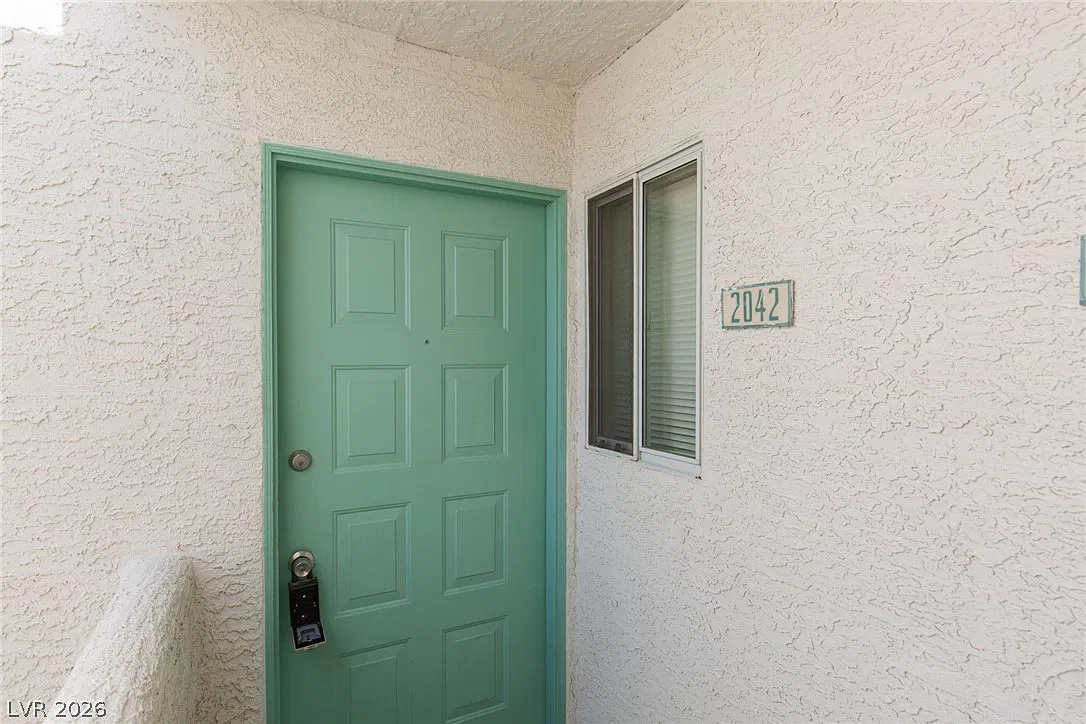 1 bed, 1.0 bath, 711 sqft, $1,050 — Photo 2