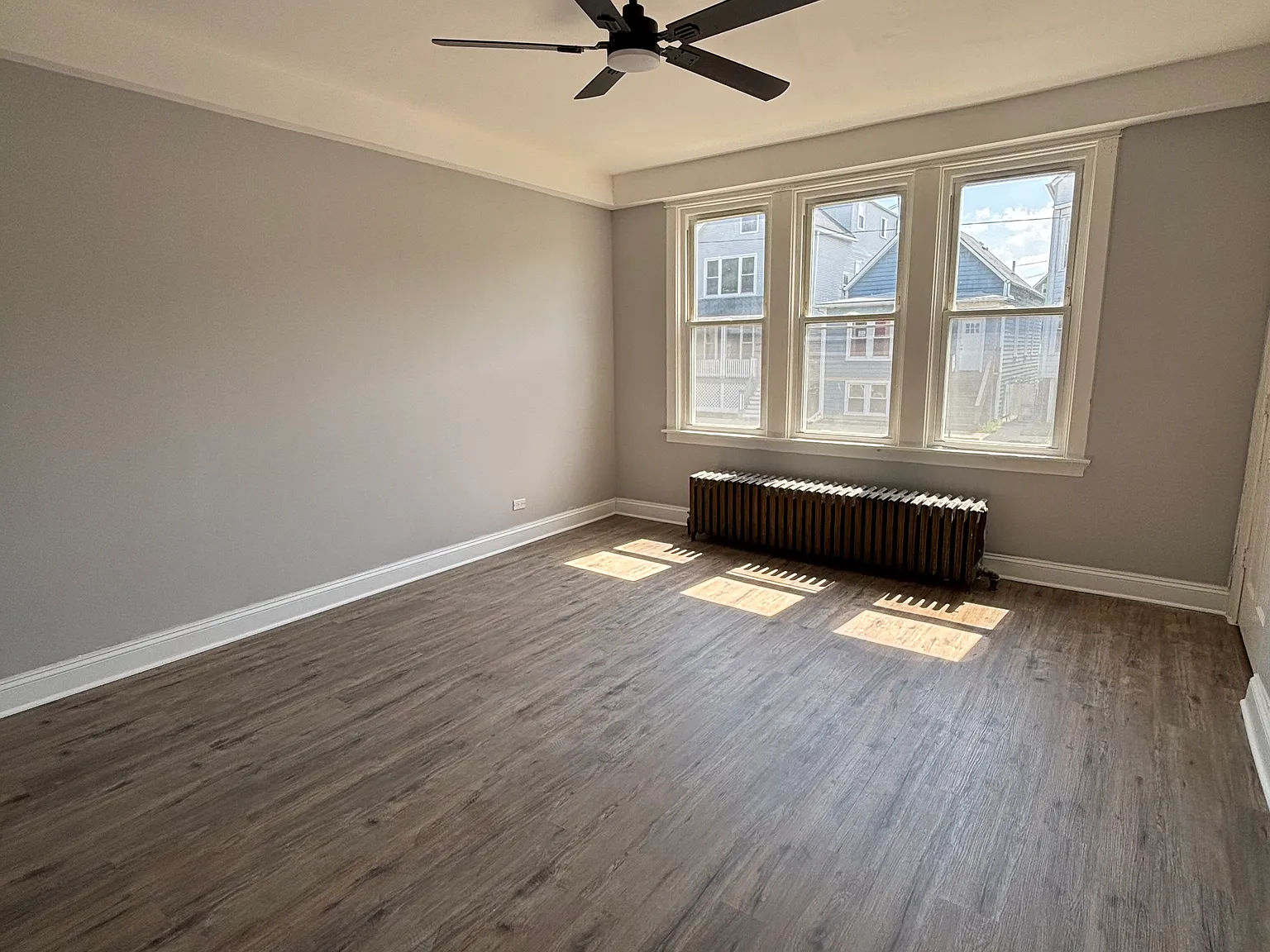 3 bed, 1000 sqft, $2,500 — Photo 3