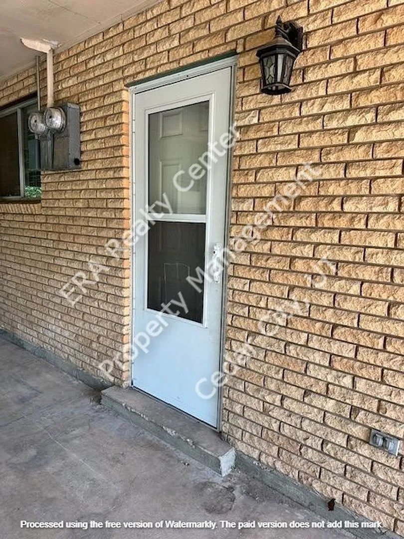 Move-In Discount 1 Bedroom 1 Bath Basement Apartment — Photo 4
