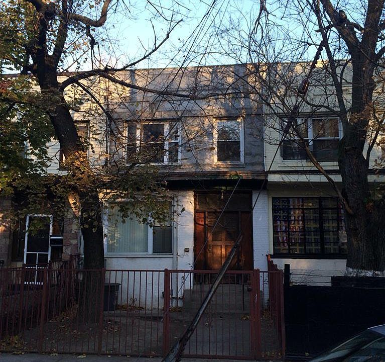 1st image of 3726 Dyre Ave