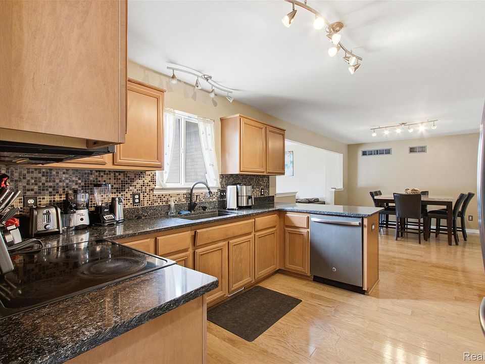 15770 E Forteen Mile Rd, photo 9