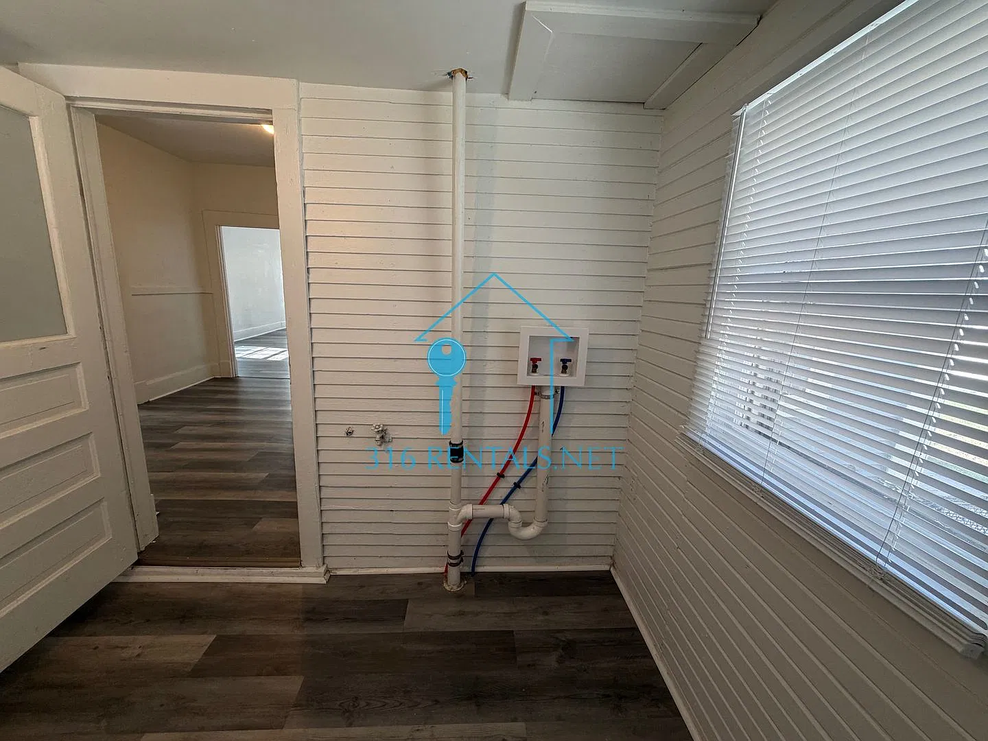 $1100 - 3 bed 1 bath - Single Family Home — Photo 2