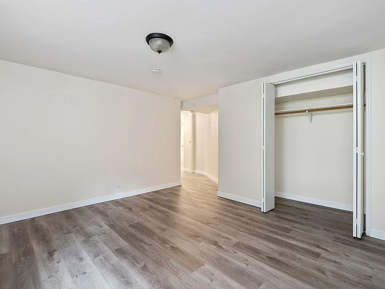 Queen Anne Court — Photo 14