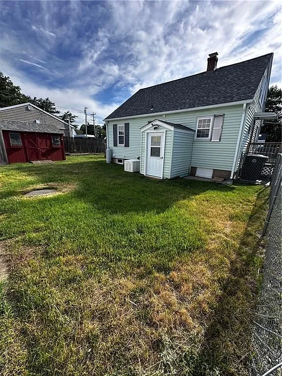 3 bed, 1.0 bath, 1200 sqft, $2,700 — Photo 2